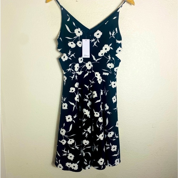 Soprano Cut-out Black/White Floral Dress NWT Size: M - Picture 1 of 6